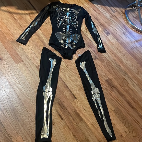 Bad to the Bone gold costume - Picture 15 of 16